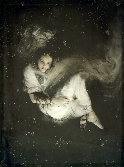 Kelluva morsian II, 2013 (silkkipaino) tekijältä Elinleticia Högabo