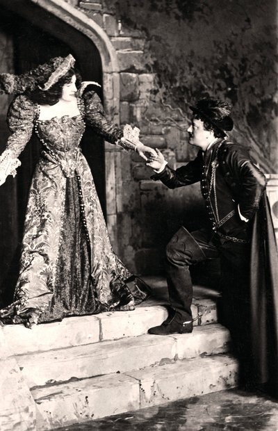 Julia Neilson ja Fred Terry kohtauksessa Dorothy O The Hallista, 1900-luvun alku. tekijältä Ellis and Walery