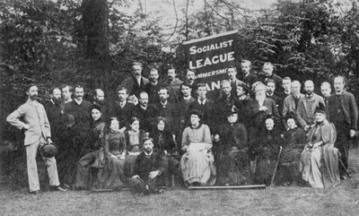 William Morris ja Hammersmithin sosialistiliitto, noin 1885 (svetokuvassa). tekijältä Emery Walker