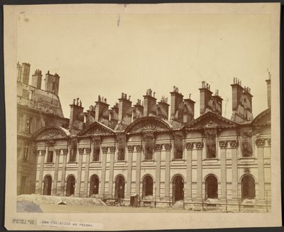 Les Tuileries ja rauniot tekijältä Emile Bondonneau