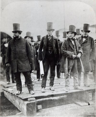 (L-R) John Scott Russell, Henry Wakefield, Isambard Kingdom Brunel ja Lord Derby SS Great Easternin laukaisussa tekijältä English Photographer