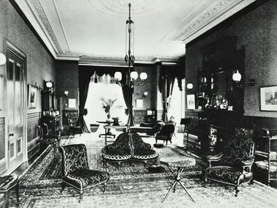 18 Addison Road: salonki, 1890 tekijältä English Photographer
