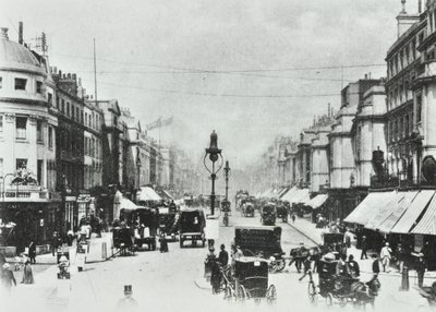 252-260 Regent Street, Westminster LB: katso pohjoiseen Oxford Circusille, 1890 tekijältä English Photographer