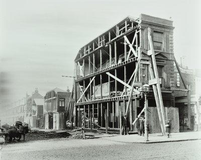 85 Stoke Newington Road: Stoke Newington Roadin ja Prince George Roadin kulma, 1897 tekijältä English Photographer