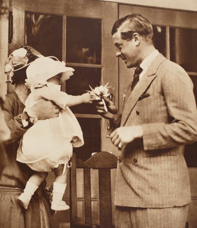 Lapsi kätkee kuningas Edward VIII:lle kimpun Enham Village Centressä, 1926 tekijältä English Photographer