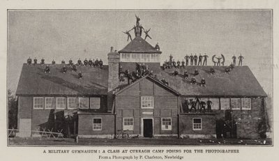 Military Gymnasium, luokka Curragh Campissa poseeraamassa valokuvaajalle tekijältä English Photographer