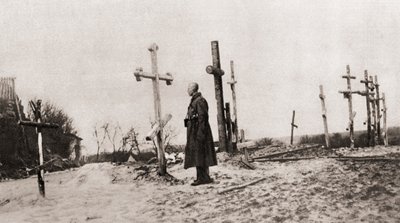 Venäläinen sotilas asetoverinsa haudalla ensimmäisen maailmansodan aikana, The Illustrated War News, 1915 tekijältä English Photographer