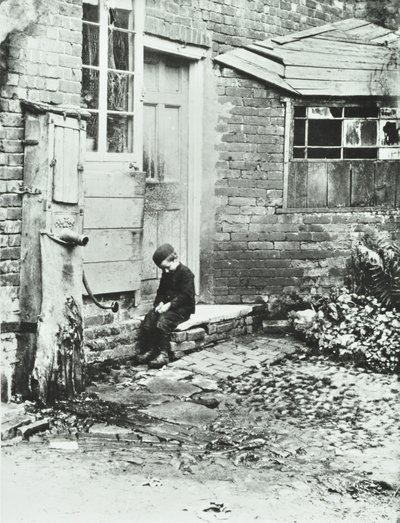 Poika Frogmoressa, Lontoossa, 1888 tekijältä English Photographer