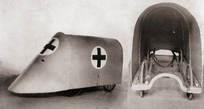 Luodinkestävä paarisuojus haavoittuneiden ja paarien kantajien pelastamiseen hautojen välissä ensimmäisen maailmansodan aikana, The Illustrated War News, 1915 tekijältä English Photographer