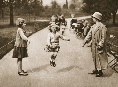 Tyttö hyppää Hyde Parkissa tai Kensington Gardensissa, Wonderful Londonista, julkaistu 1926-27 (syväpaino) tekijältä English Photographer