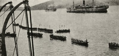 Maihinnousujoukko, joka poistui kuljetuksista rantaan Gallipolin kampanjan aikana, teoksesta The Great War: A History, osa III, 1916 tekijältä English Photographer