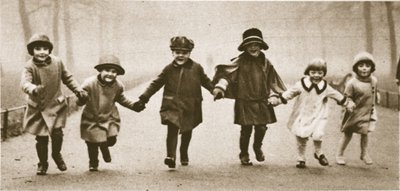 Hyde Parkissa juoksevien hyvin pukeutuneiden lasten rivi Wonderful Londonista, julkaistu 1926-27 (syväpaino) tekijältä English Photographer