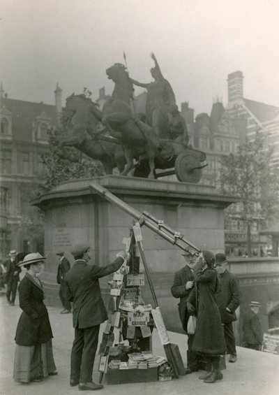 Mies myy näkymiä kaukoputken läpi tekijältä English Photographer