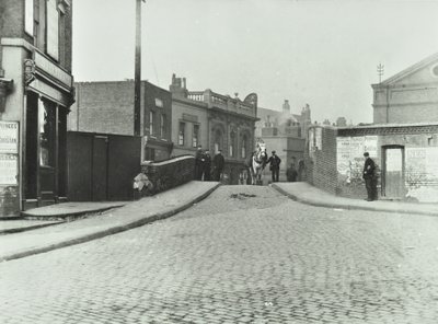Valkoinen hevonen kulkee Rhodeswell Roadia pitkin kohti Old Victory Bridgeä, 1895 tekijältä English Photographer