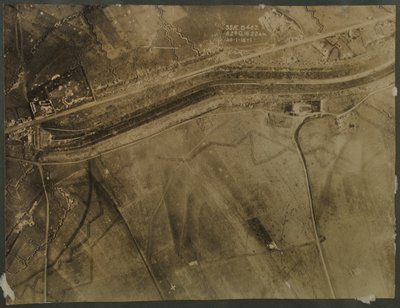Ilmakuva ensimmäisen maailmansodan haudoista, 1918 tekijältä English Photographer