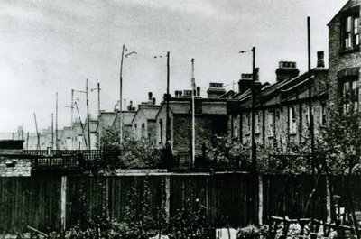 Antennit esikaupunkien takapihoissa, 1925 tekijältä English Photographer