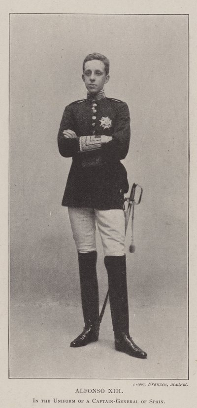 Alfonso XIII Espanjan kenraalikapteenin univormussa tekijältä English Photographer