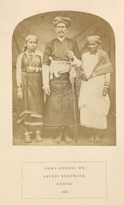 "Amma Kodagi tai Kaveri Brahmins", teoksesta "The People of India: Valokuvakuvia kuvailevalla kohopainolla Hindustanin roduista ja heimoista", osa. VIII, kirjoittanut John Forbes Watson tekijältä English Photographer