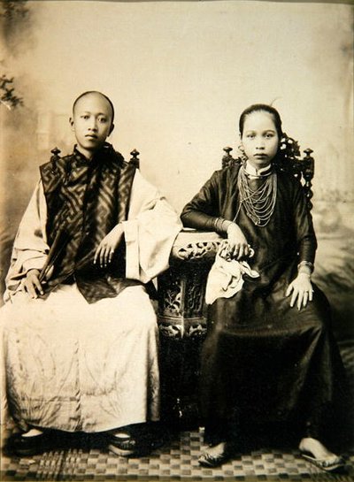 Annamiittipoika ja -tyttö Keski-Vietnamissa, n. 1875 (albumiprintti) tekijältä English Photographer