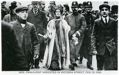 Rouva Emmeline Pankhurstin pidätys Victoria Streetillä, 13. helmikuuta 1908 tekijältä English Photographer