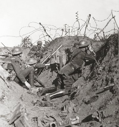 Odottaessaan suurta hunien hyökkäystä St Quentinin tarkkailuupseeri ja signaloijat pitävät tarkkaa silmää tekijältä English Photographer
