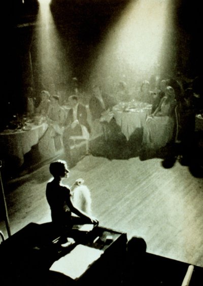 Beatrice Lillie, revüütaiteilija 1920-luvulla Cafe de Parisin valokeilassa tekijältä English Photographer