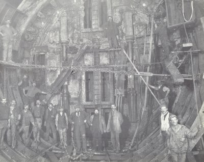 Blackwall Tunnel: ryhmä työläisiä seisoo ilmasulussa, 1894 tekijältä English Photographer
