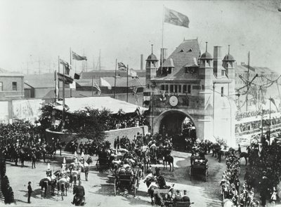 Blackwall-tunneli: hevoskärryt kulkevat tunnelin sisäänkäynnin seremoniallisen avauksen läpi, 1897 tekijältä English Photographer