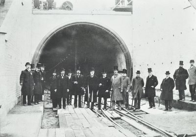Blackwall Tunnel: arvohenkilöiden suorittama vedenalaisen osan tarkastus, 1895 tekijältä English Photographer