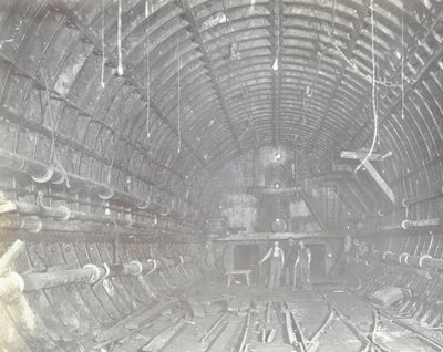 Blackwall Tunnel: kaksi miestä seisoo ilmasulussa, 1894 tekijältä English Photographer