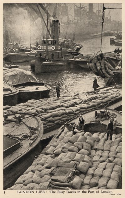 Veneitä ja proomuja Lontoon sataman vilkkailla laitureilla (m/v kuva) tekijältä English Photographer