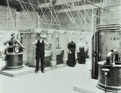 Boundary Street: pesutupa sisätilat, ihmiset työskentelevät koneiden kanssa, Lontoo, 1897 tekijältä English Photographer