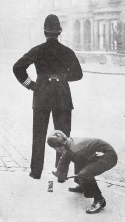 Poika pilailee poliisille (s/w-kuva) tekijältä English Photographer
