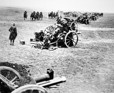 Brittiläiset 18-pounder-kenttätykit toiminnassa länsirintamalla. tekijältä English Photographer