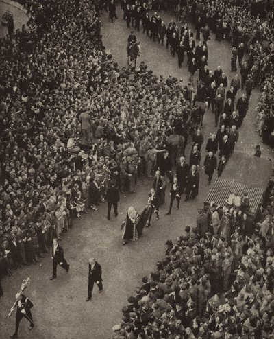 Britannian pääministeri Winston Churchill ja hänen kabinettinsa kävelemässä Pyhän Margaretin kirkolle Westminsterissä kiitospalvelukseen natsi-Saksan hyökkäyksen uhalta vapautumisesta, 8. toukokuuta 1945 (m/v kuva) tekijältä English Photographer