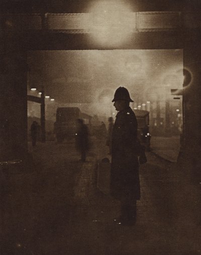 Brittipoliisi sumuisella kadulla (m/w kuva) tekijältä English Photographer