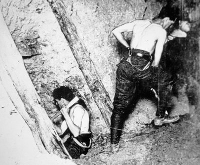 Royal Engineersin brittiläiset sapöörit kaivoksen Messines Ridgessä Ypresissä, kesäkuussa 1917 (m/v kuva) tekijältä English Photographer