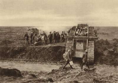 Brittipanssarivaunulentue ohittaa tykistöasemat Graincourtissa matkalla hyökkäämään Bourlon Woodiin, Cambrain taistelussa Ranskassa, ensimmäinen maailmansota, marraskuu 1917 (m/v kuva) tekijältä English Photographer