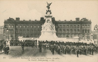 Buckinghamin palatsi ja kuningatar Victorian muistomerkki; Guards Band ohi tekijältä English Photographer