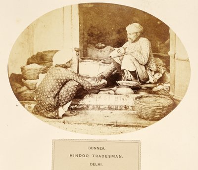 Bunnea, Hindu Tradesman, Delhi, J. Forbes Watsonin teoksesta The People of India, julkaistu 1868 (albumiprintti) tekijältä English Photographer