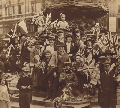 Ensimmäisen maailmansodan voittoa juhlitaan Piccadilly Circuksella Lontoossa. tekijältä English Photographer