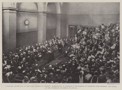 Royal College of Surgeons -yliopiston 100-vuotisjuhla, tutkintotodistusten luovutus Salisburyn markiisille, Lord Roseberylle ja muille Lontoon yliopistossa 26. heinäkuuta tekijältä English Photographer