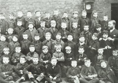 Chaucer Street School: poikien ryhmä, 1895 tekijältä English Photographer
