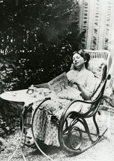 Christabel Pankhurst (1881-1969) lukee kopiota The Suffragettesta n. 1905-14 tekijältä English Photographer