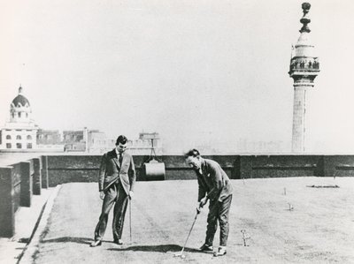 Kaupungin golfaajat monumentilta katsottuna tekijältä English Photographer