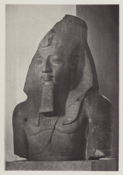Ramses II:n kolossaalinen pää (s/w-kuva) tekijältä English Photographer