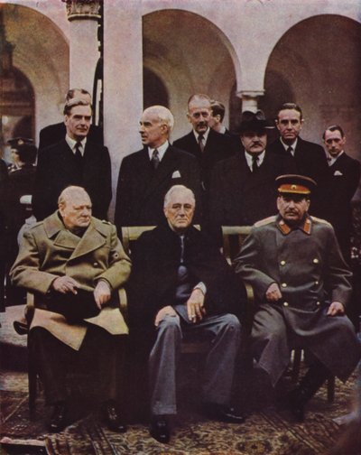 Liittoutuneiden johtajien Winston Churchillin, Franklin D Rooseveltin ja Joseph Stalinin konferenssi Jaltassa, Krimillä; Neuvostoliitto, toinen maailmansota, 7. helmikuuta 1945 tekijältä English Photographer