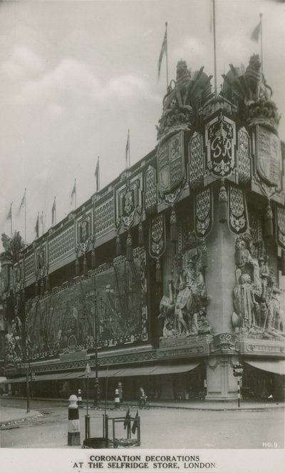 Kruunauskoristeet Selfridge-myymälässä Lontoossa tekijältä English Photographer