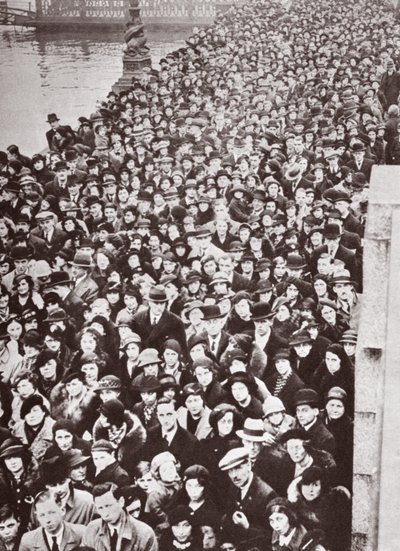 Väkijoukot odottavat pääsyä Westminster Halliin George V:n makaamisen aikana vuonna 1936 tekijältä English Photographer