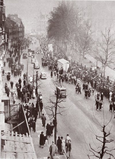 Väkijoukot odottavat pääsyä Westminster Halliin George V:n makaamisen aikana vuonna 1936 tekijältä English Photographer